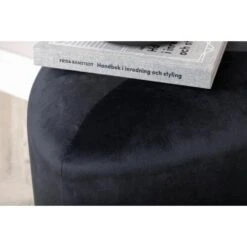 Svea - Troy Poef - Velvet - Zwart -Meubelpromotie 73eb6757ec814ffdb63a5bc712dffc34